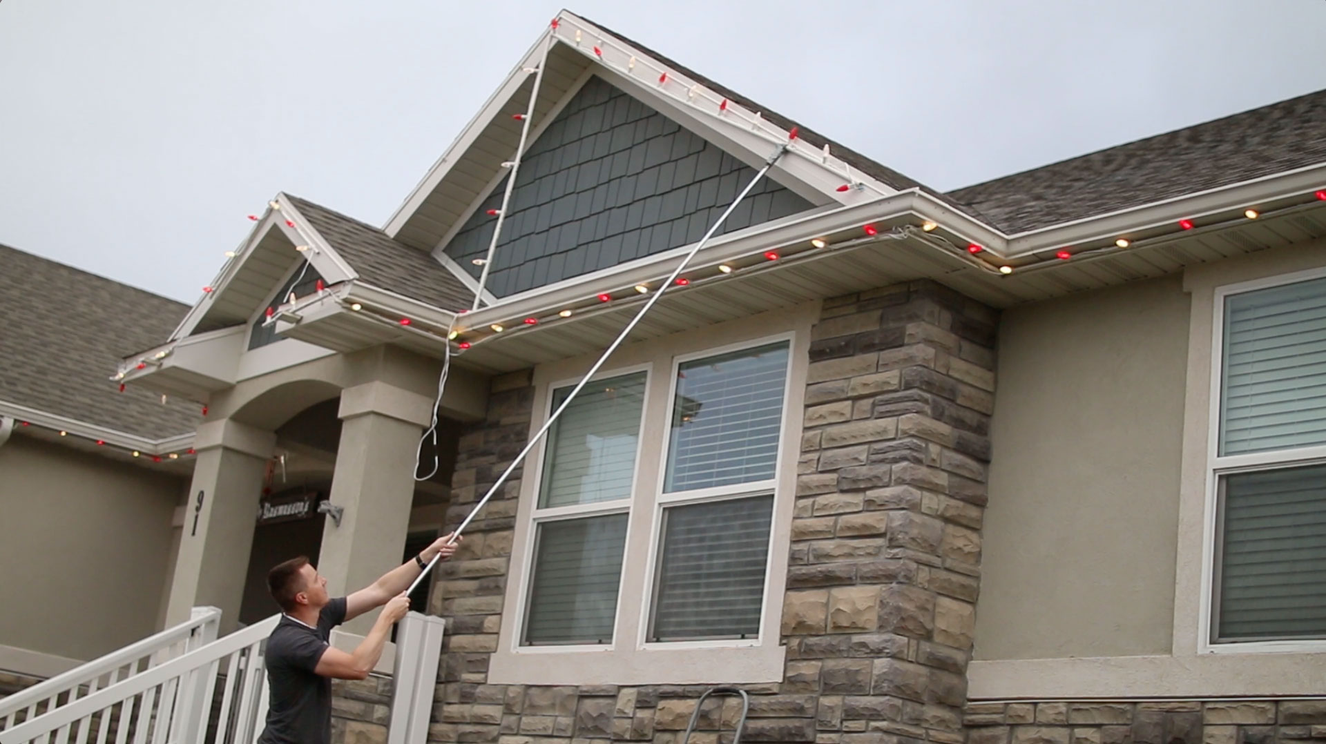 The Best Way To Put Up Christmas Lights LRN2DIY