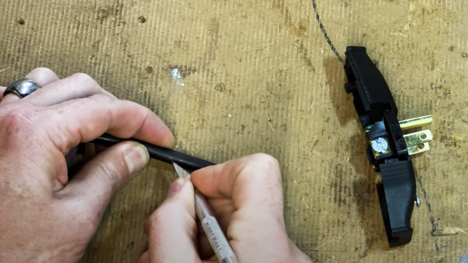 Fix a Broken Power Cord in 4 Minutes! LRN2DIY