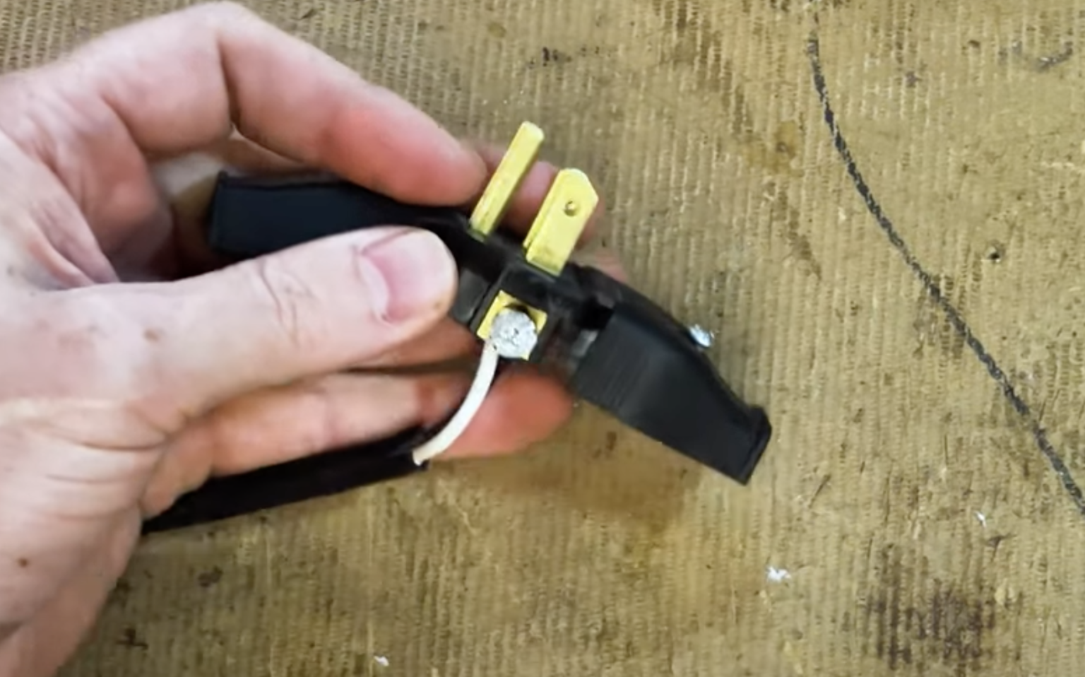 Fix a Broken Power Cord in 4 Minutes! LRN2DIY