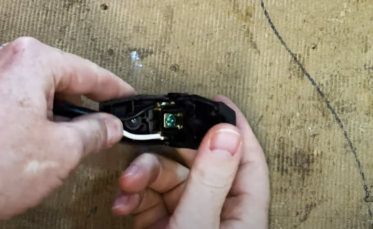 Fix a Broken Power Cord in 4 Minutes! LRN2DIY