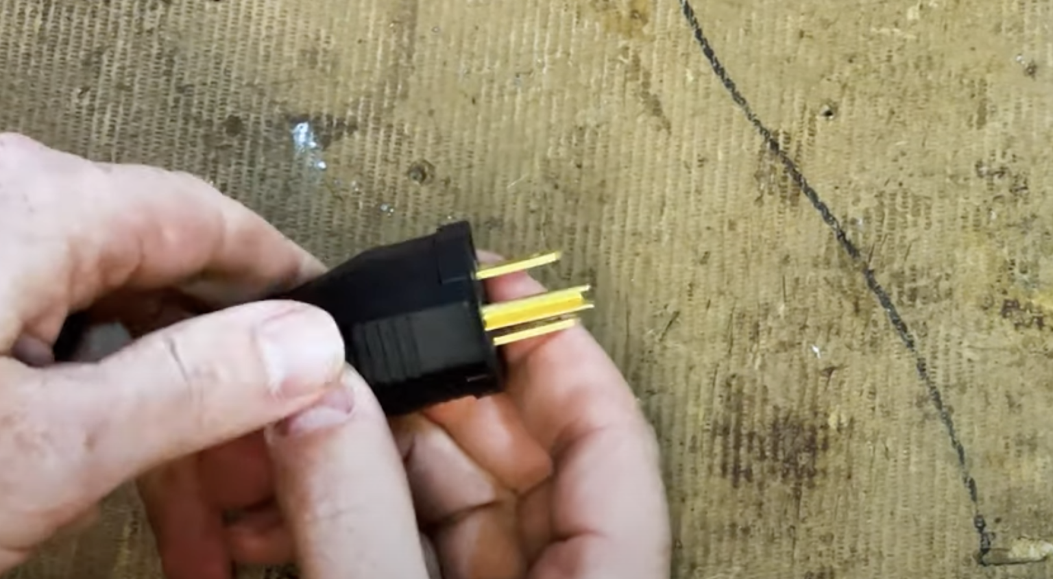 Fix a Broken Power Cord in 4 Minutes! – LRN2DIY